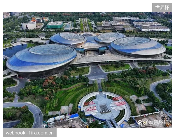 从照明到剧场化叙事的转变,宣告体育场馆正从单一功能建筑向多功能商业地产综合体演进,以对抗高企的闲置率 从照明到剧场化叙事的转变,宣告体育场馆正从单一功能建筑向多功能商业地产综合体演进,以对抗高企的闲置率